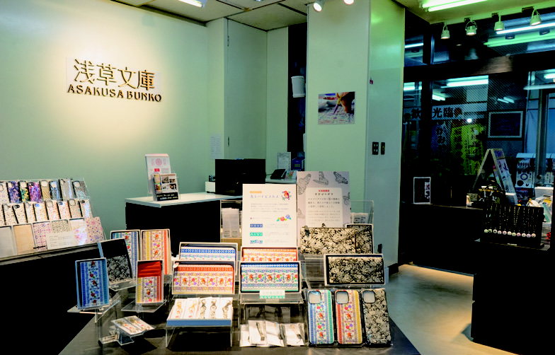 白革に重ねる彩色の芸術品