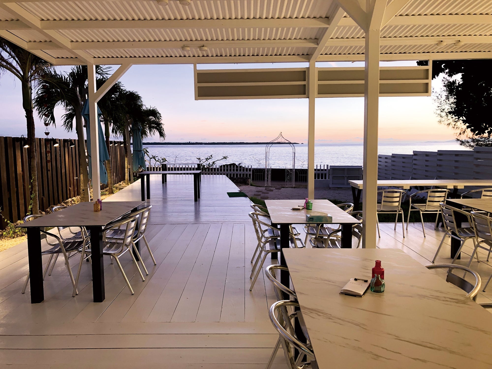 海と夕日を眺めるレストラン